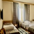 Трёхместный и более (Трехместный), Отель Аварал