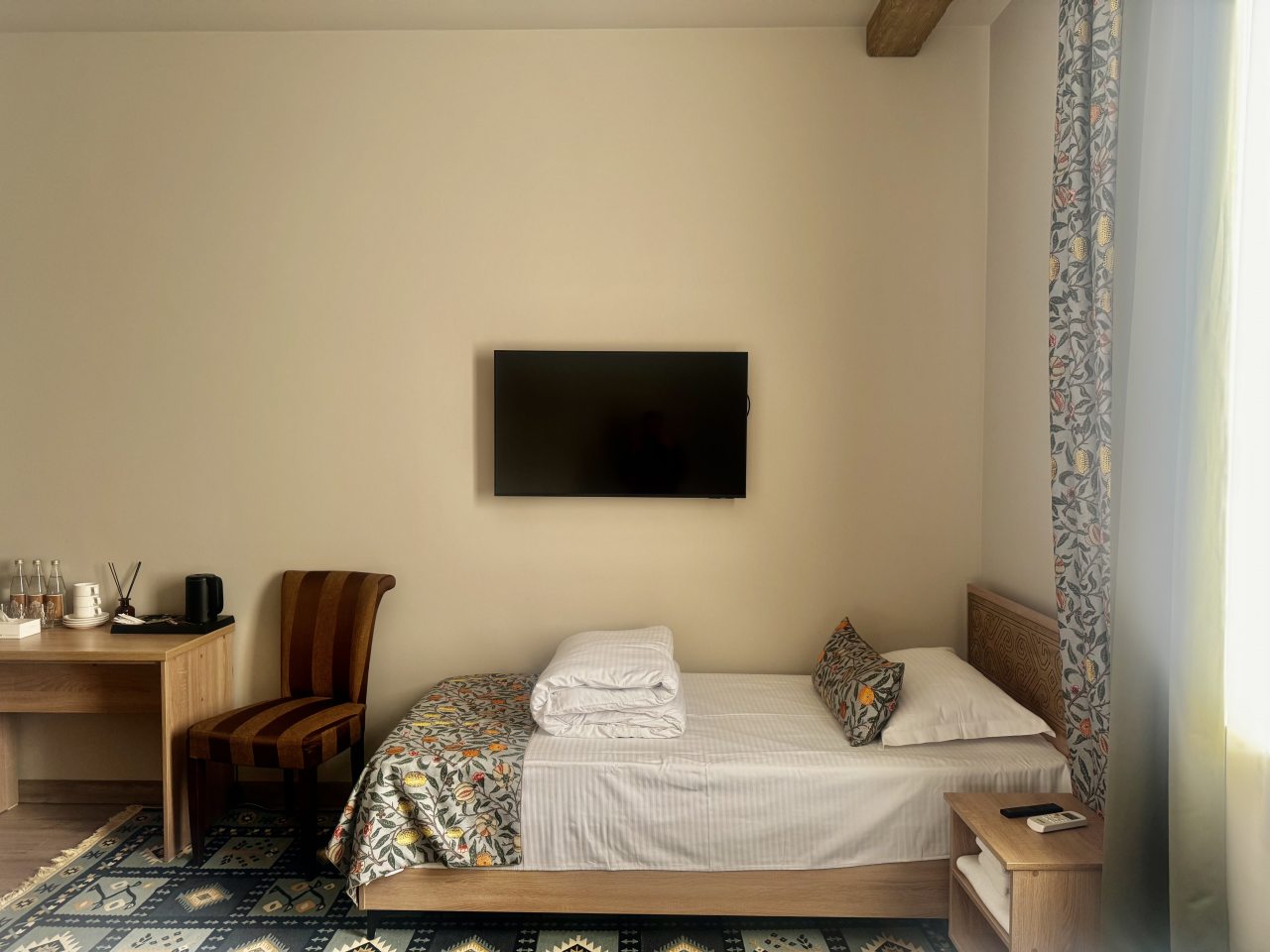 Трёхместный и более (Трехместный), Отель Аварал