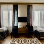 Пятиместный, Отель Аварал