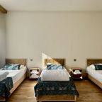 Пятиместный, Отель Аварал