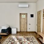 Пятиместный, Отель Аварал