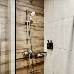 Пятиместный, Отель Аварал