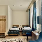 Пятиместный, Отель Аварал