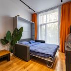 Четырехместный (Двухуровневые апартаменты для четверых около метро с личным закрытым двориком), Апартаменты Люкс в центре Москвы с закрытым патио