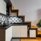 Четырехместный (Двухуровневые апартаменты для четверых около метро с личным закрытым двориком), Апартаменты Люкс в центре Москвы с закрытым патио