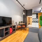 Четырехместный (Двухуровневые апартаменты для четверых около метро с личным закрытым двориком), Апартаменты Люкс в центре Москвы с закрытым патио