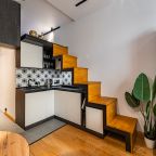 Четырехместный (Двухуровневые апартаменты для четверых около метро с личным закрытым двориком), Апартаменты Люкс в центре Москвы с закрытым патио