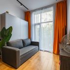 Четырехместный (Двухуровневые апартаменты для четверых около метро с личным закрытым двориком), Апартаменты Люкс в центре Москвы с закрытым патио