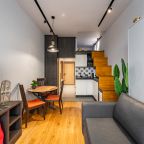 Четырехместный (Двухуровневые апартаменты для четверых около метро с личным закрытым двориком), Апартаменты Люкс в центре Москвы с закрытым патио