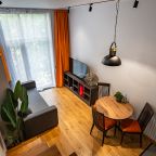 Четырехместный (Двухуровневые апартаменты для четверых около метро с личным закрытым двориком), Апартаменты Люкс в центре Москвы с закрытым патио