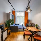 Четырехместный (Двухуровневые апартаменты для четверых около метро с личным закрытым двориком), Апартаменты Люкс в центре Москвы с закрытым патио