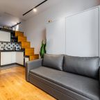 Четырехместный (Двухуровневые апартаменты для четверых около метро с личным закрытым двориком), Апартаменты Люкс в центре Москвы с закрытым патио