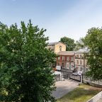 Четырехместный (Двухуровневые апартаменты для четверых около метро с личным закрытым двориком), Апартаменты Люкс в центре Москвы с закрытым патио