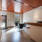 Четырехместный (Двухуровневые апартаменты для четверых около метро с личным закрытым двориком), Апартаменты Люкс в центре Москвы с закрытым патио