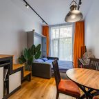 Четырехместный (Двухуровневые апартаменты для четверых около метро с личным закрытым двориком), Апартаменты Люкс в центре Москвы с закрытым патио