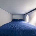 Четырехместный (Двухуровневые апартаменты для четверых около метро с личным закрытым двориком), Апартаменты Люкс в центре Москвы с закрытым патио