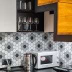 Четырехместный (Двухуровневые апартаменты для четверых около метро с личным закрытым двориком), Апартаменты Люкс в центре Москвы с закрытым патио