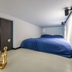 Четырехместный (Двухуровневые апартаменты для четверых около метро с личным закрытым двориком), Апартаменты Люкс в центре Москвы с закрытым патио