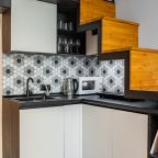 Четырехместный (Двухуровневые апартаменты для четверых около метро с личным закрытым двориком), Апартаменты Люкс в центре Москвы с закрытым патио