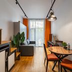 Четырехместный (Двухуровневые апартаменты для четверых около метро с личным закрытым двориком), Апартаменты Люкс в центре Москвы с закрытым патио