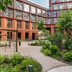 Четырехместный (Двухуровневые апартаменты для четверых около метро с личным закрытым двориком), Апартаменты Люкс в центре Москвы с закрытым патио