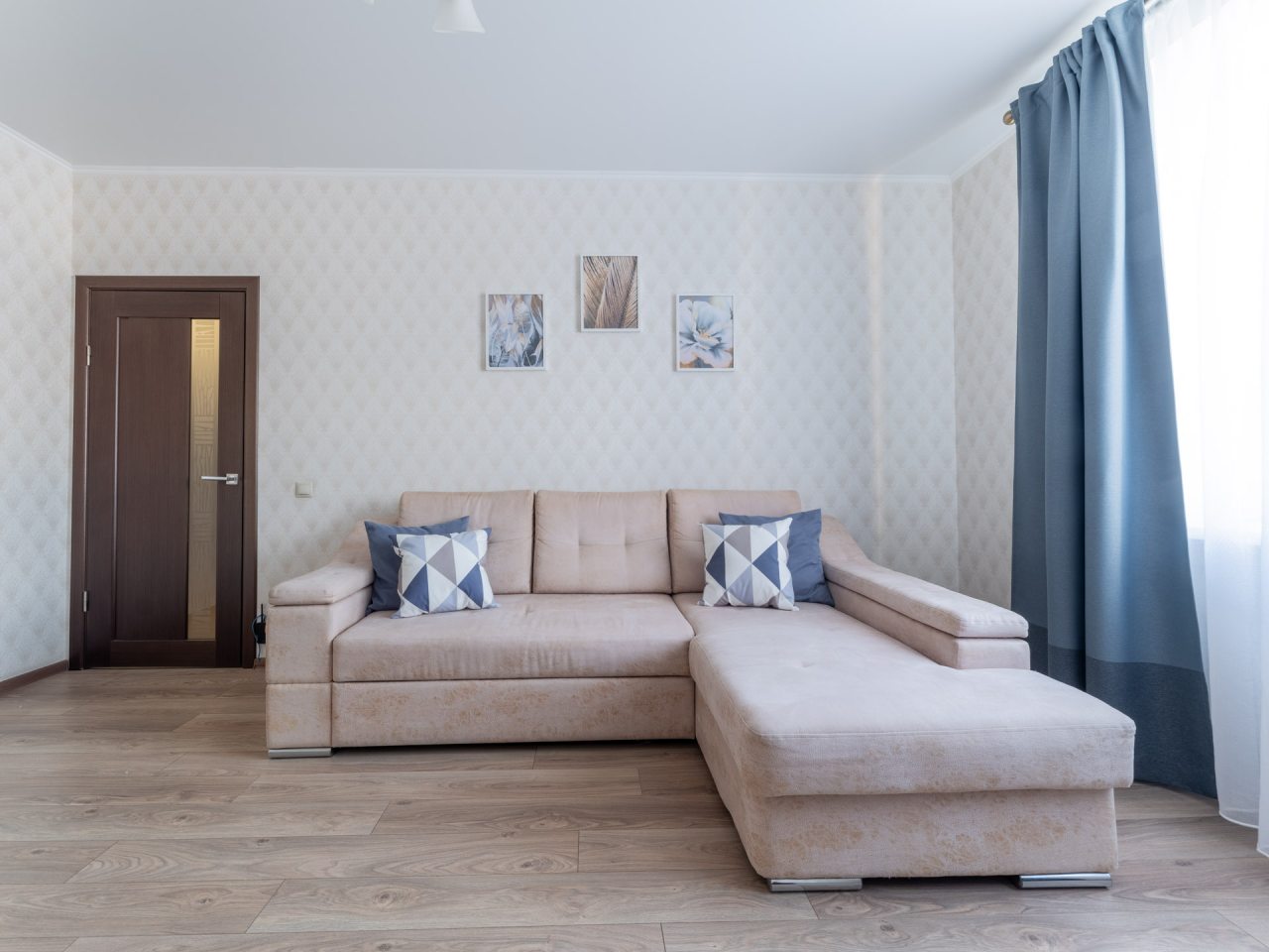 Трёхместный и более (Двухкомнатная квартира 60м2 в современном районе), Апартаменты Apart-deluxe Легенды моря на Аксакова 114