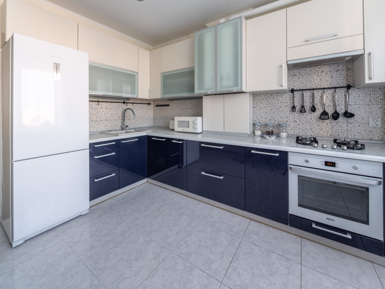 Трёхместный и более (Двухкомнатная квартира 60м2 в современном районе), Апартаменты Apart-deluxe Легенды моря на Аксакова 114