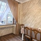 Обеденный стол, столовые приборы.