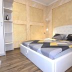 Спальня, шкаф для вещей, гладильные принадлежности.