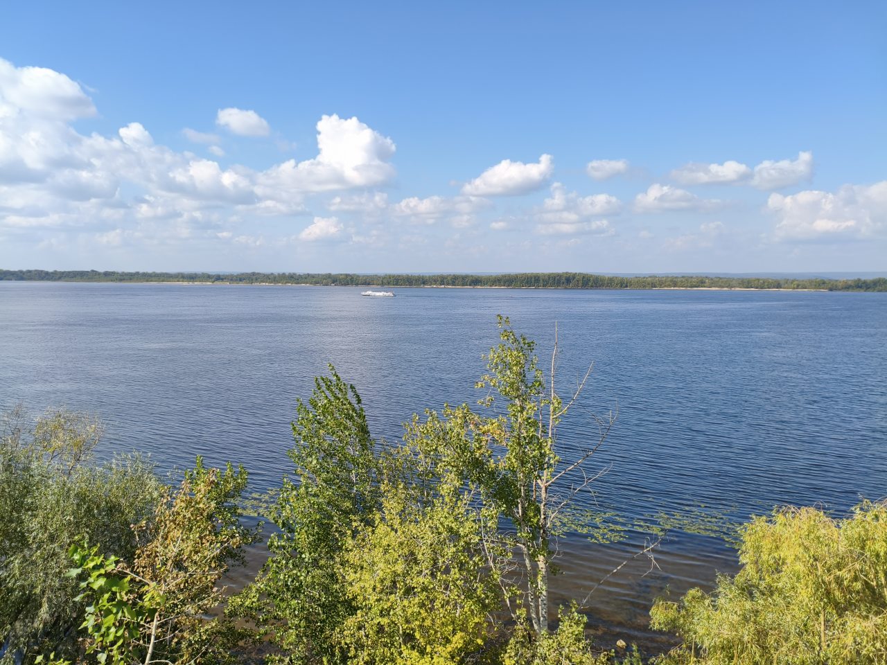 Просторы могучей реки