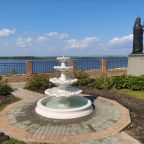 Фонтан в сквере храма на берегу Волги