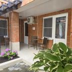 Около номера свой стол и стулья