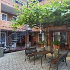 Общий двор для гостей