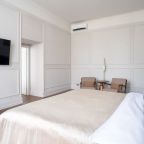 Трехместный (Посольский Люкс с балконом), Премиум Отель Пушкин