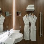 Трехместный (Посольский Люкс с балконом), Премиум Отель Пушкин