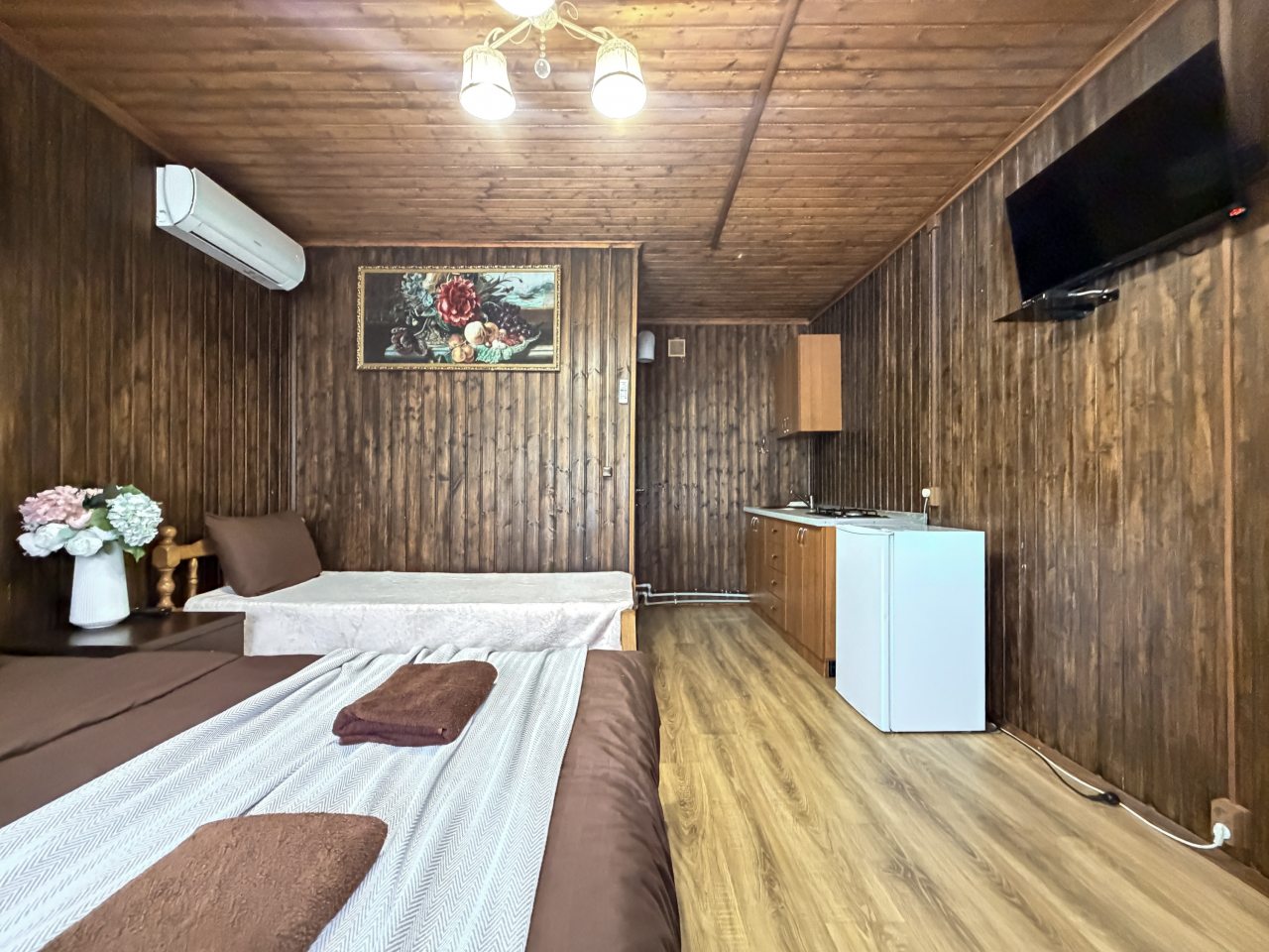 Бунгало (Дом трехместный с кухней), Гостевой дом Уютный