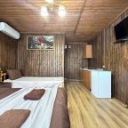 Бунгало (Дом трехместный с кухней), Гостевой дом Уютный