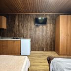 Бунгало (Дом трехместный с кухней), Гостевой дом Уютный