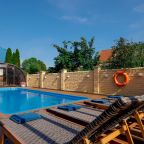 Бассейн с подогревом, Отель Вилла Лана