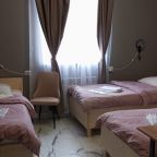 Трёхместный и более (Трехмесный), Гостиница Лотос