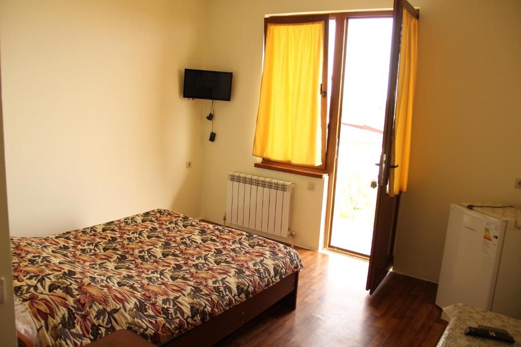 Двухместный (Стандартный двухместный номер с 2 отдельными кроватями) гостевого дома Комфорт на Белореченском, Адлер