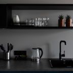 Студия с кухней с двумя односпальными кроватями