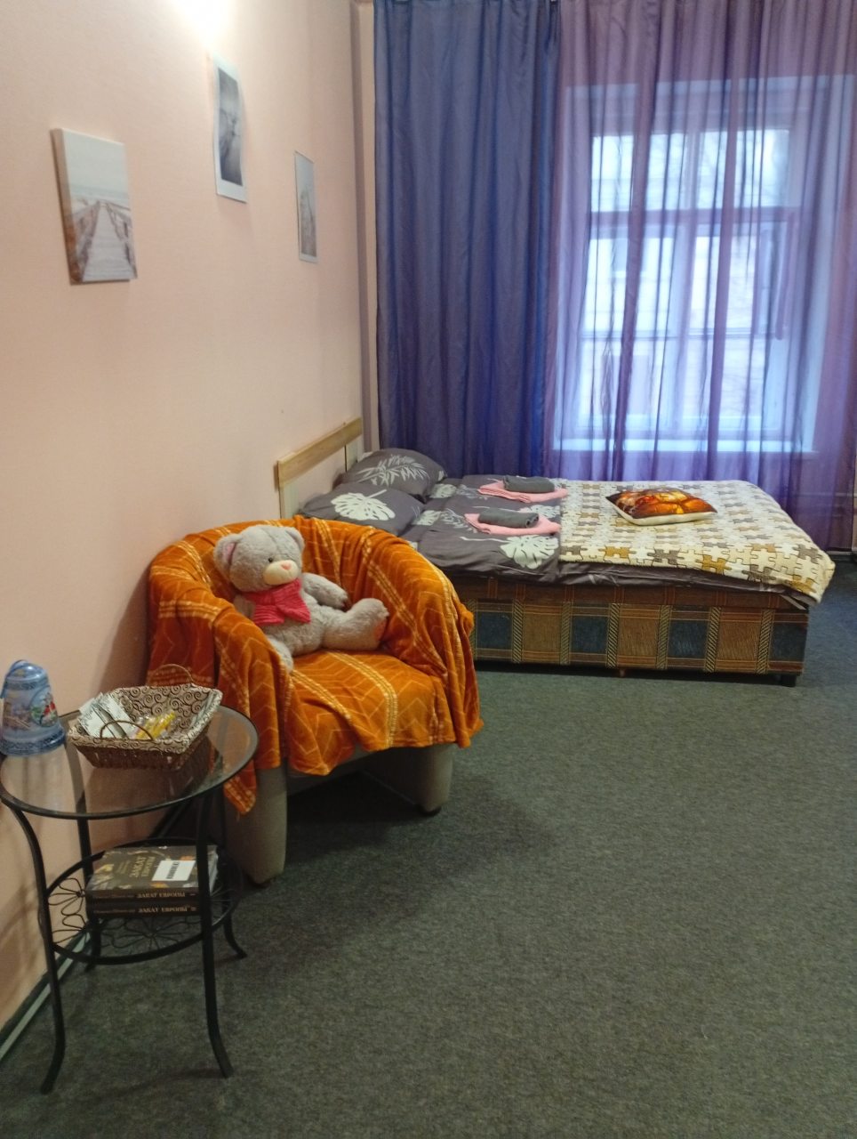 Двухкомнатный номер с двуспальной кроватью и диваном