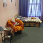 Двухкомнатный номер с двуспальной кроватью и диваном