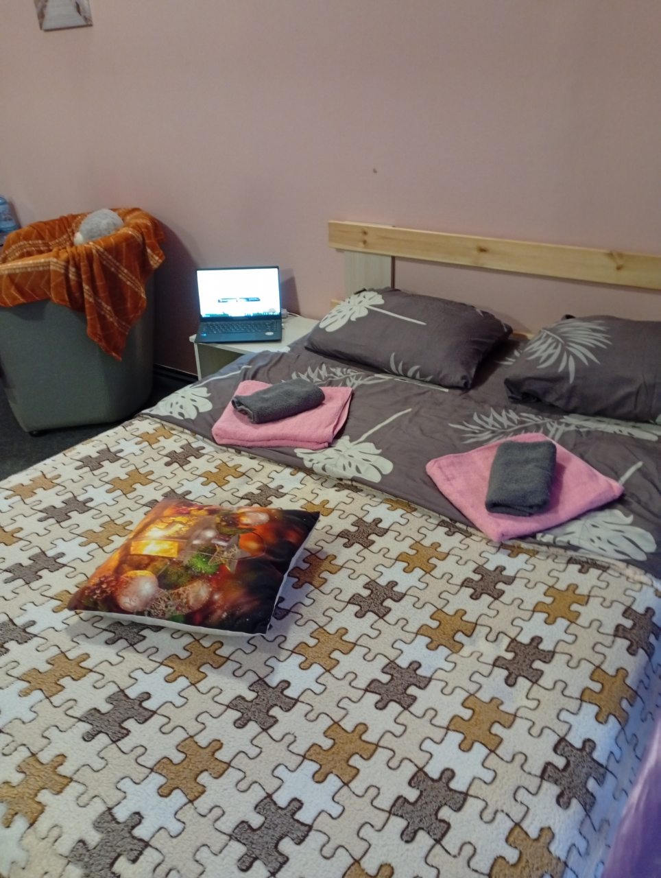 Двухкомнатный номер с двуспальной кроватью и диваном