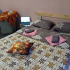 Двухкомнатный номер с двуспальной кроватью и диваном