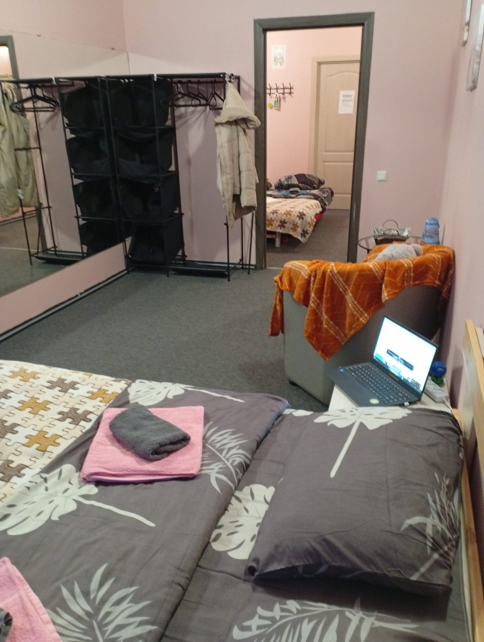 Двухкомнатный номер с двуспальной кроватью и диваном