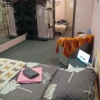 Двухкомнатный номер с двуспальной кроватью и диваном