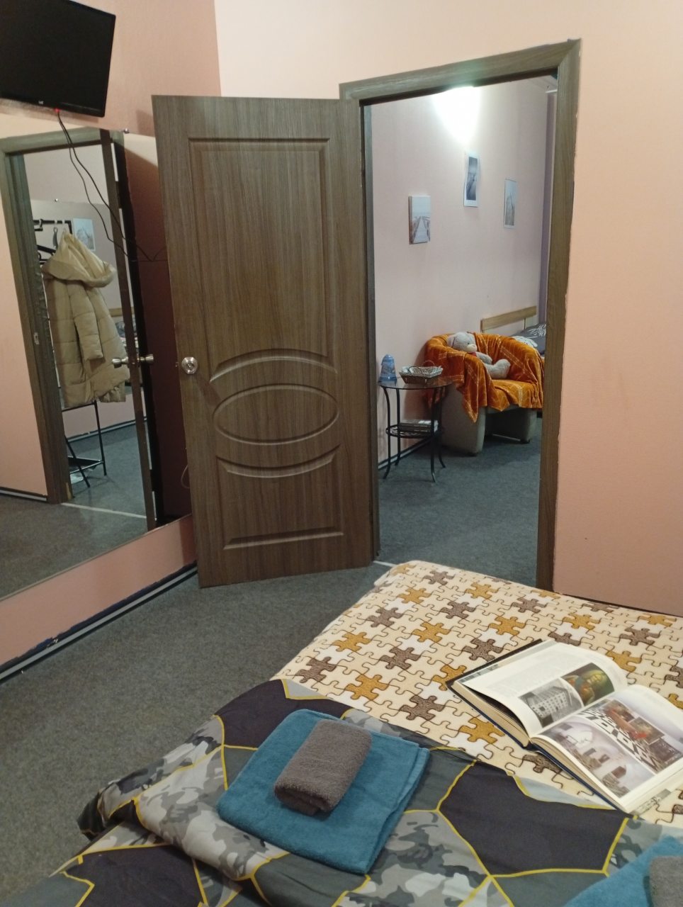 Двухкомнатный номер с двуспальной кроватью и диваном