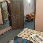 Двухкомнатный номер с двуспальной кроватью и диваном